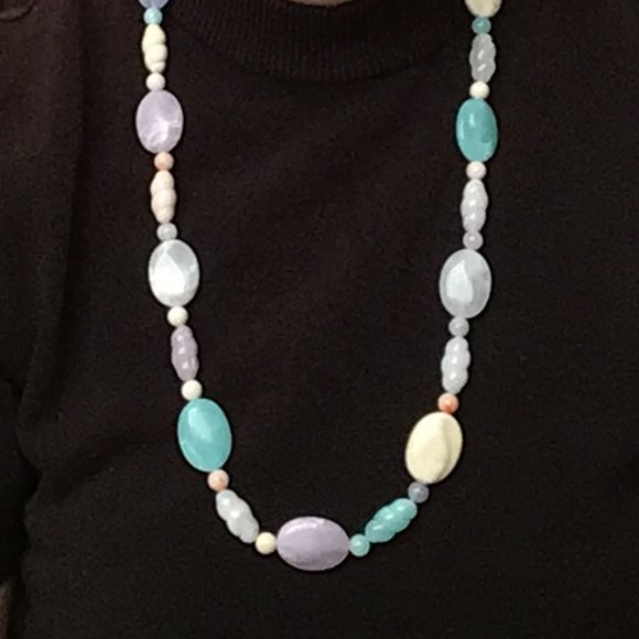 Vintage mixed pastel color, mixed size and shape plastic bead necklace - Picture 3 of 6